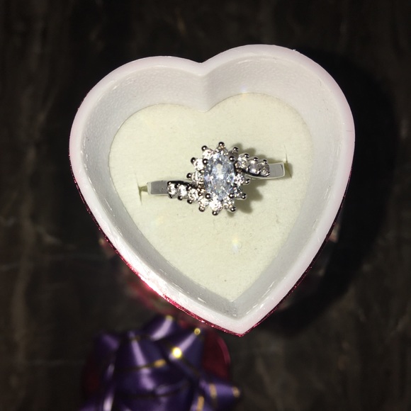 Sterling Silver ring size 7 - Picture 1 of 1